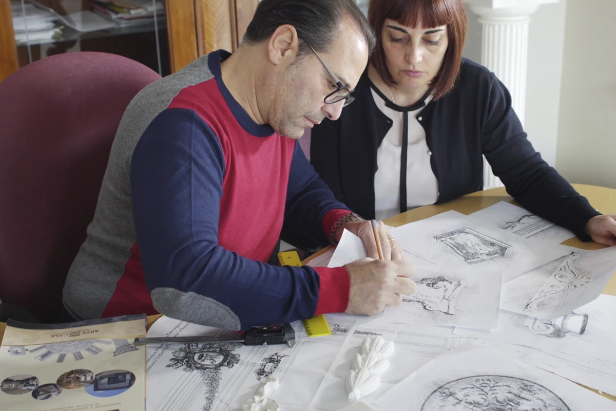 Alfio Battiato e la moglie Graziella al lavoro sui disegni delle decorazioni in gesso