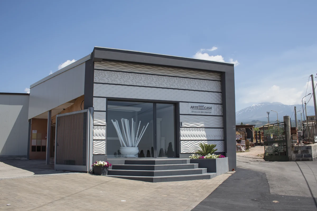 Facciata dello showroom Arte Casa a Biancavilla, con l'Etna sullo sfondo