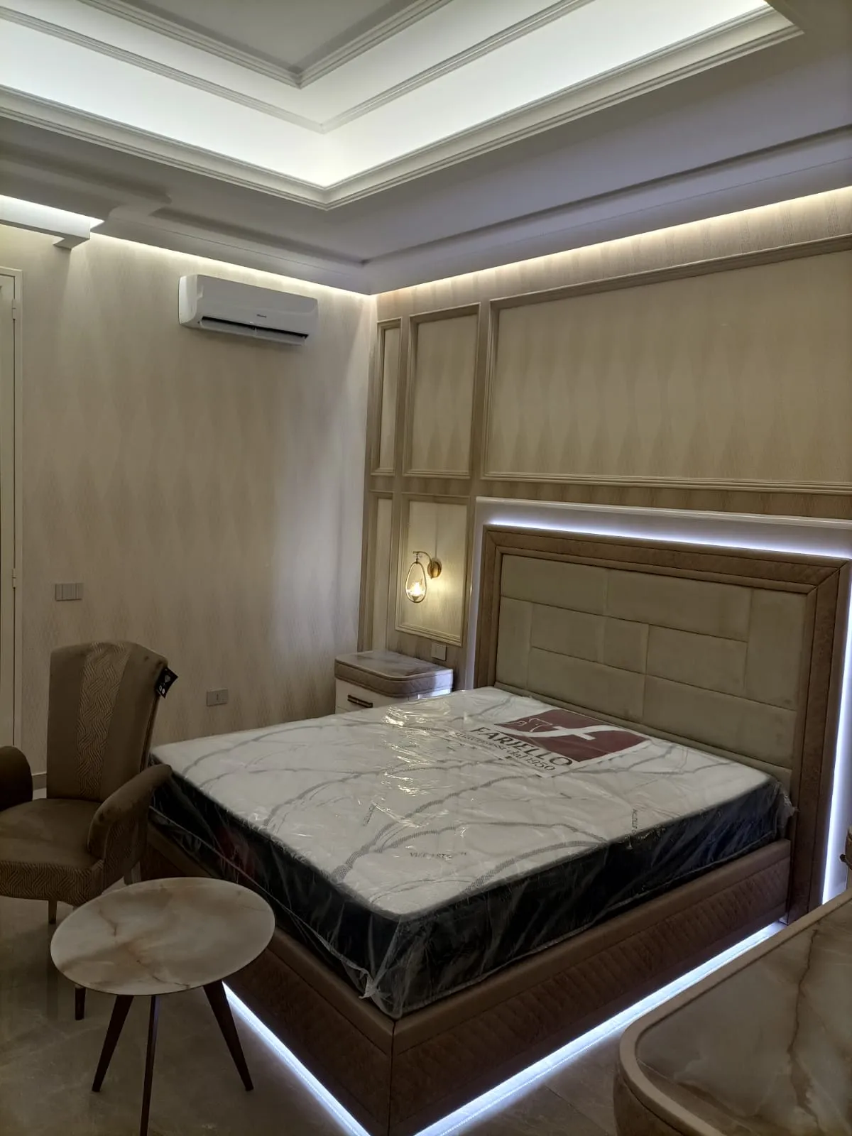 Camera da letto con boiserie in gesso, cornice con luce led a soffitto e testiera illuminata
