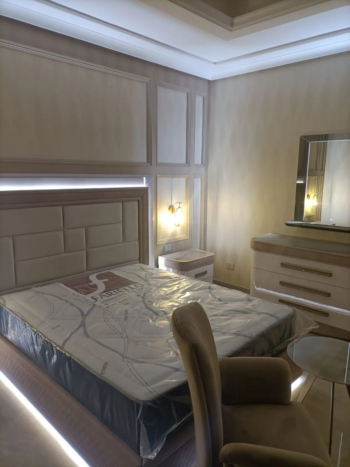Camera da letto con cornici in gesso a soffitto e pannelli decorativi a parete