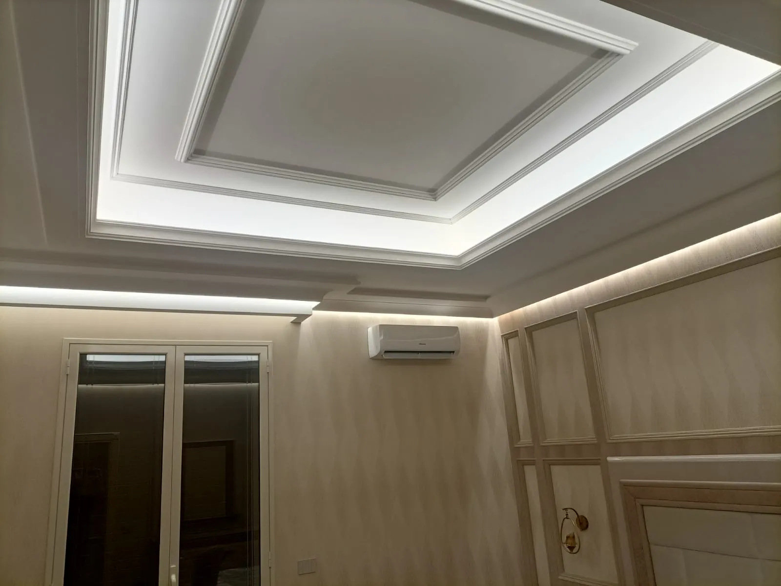 Controsoffitto in gesso con cornici modanate e luce led perimetrale