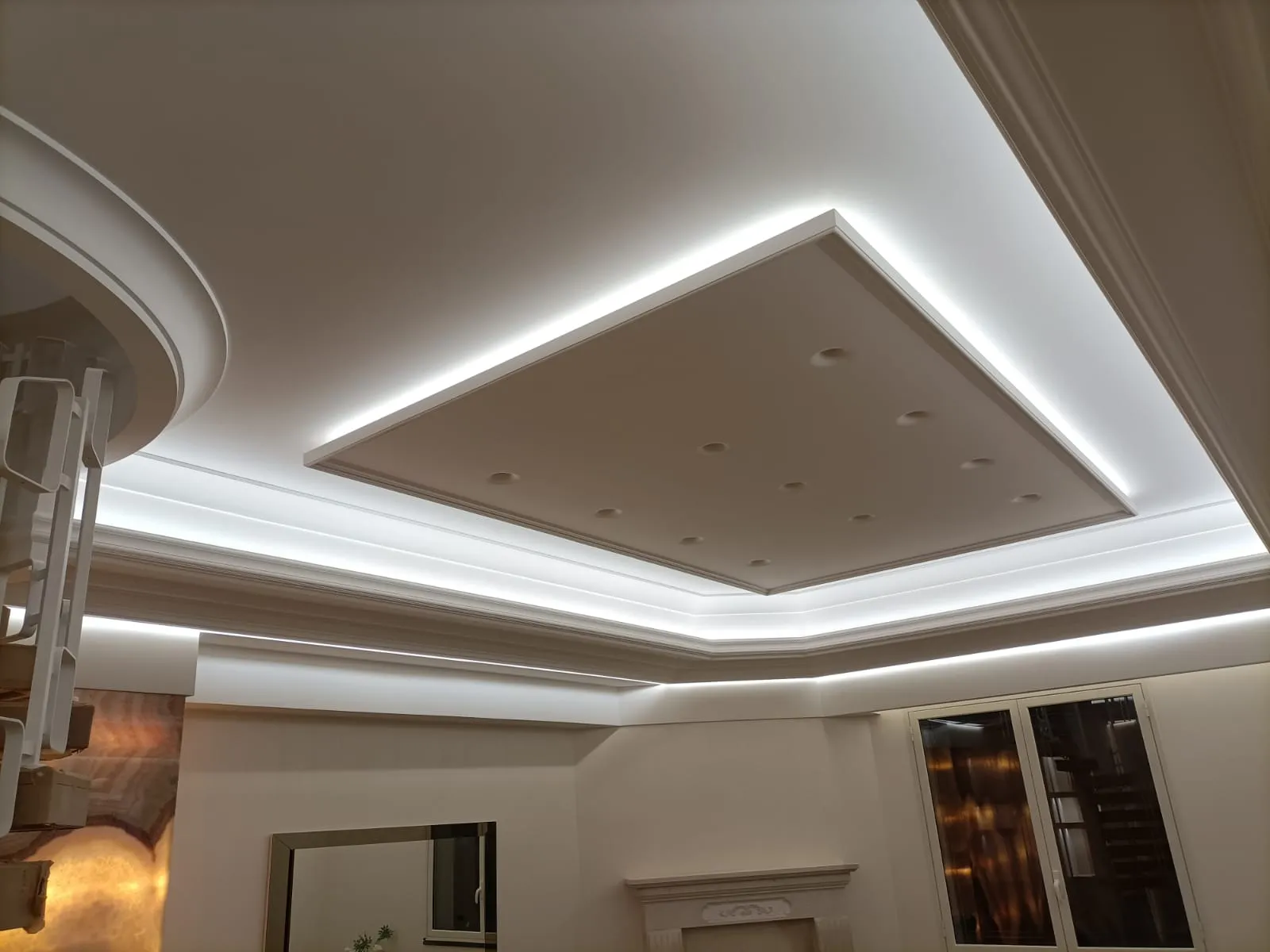 Soffitto a cassettone con cornici in gesso e illuminazione indiretta